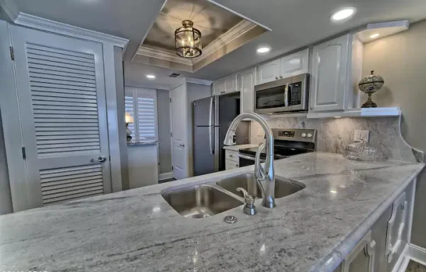 Stunning Fully Equipped Kitchen